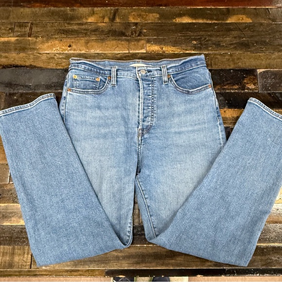 Levi's® Women's High-Rise Wedgie Straight
Cropped Jeans 31 - Picture 2 of 11